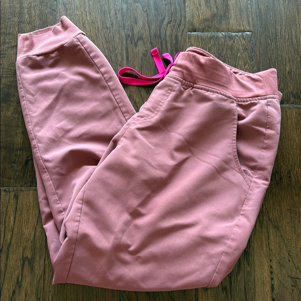 Figs Zamora jogger scrubs. Mauve. Medium petite